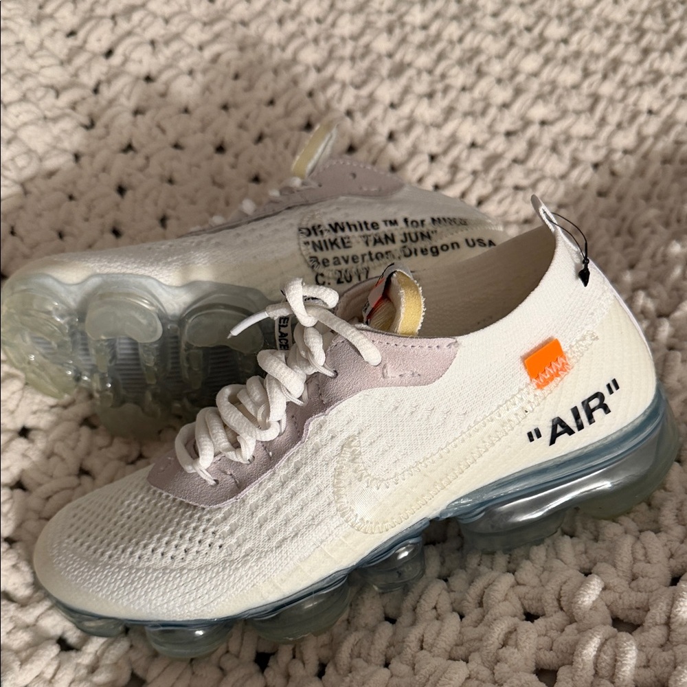 Nike Women's White / Light Gray Sneakers